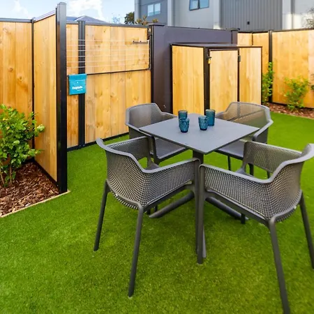 Stroll Through The Park 2 Bed 2 Bath W/Carpark Apartment